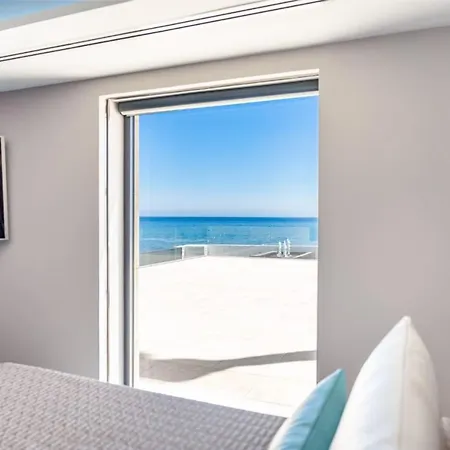 Maravillosa En Primera Linea De Playa Con Piscina Privada Mijas