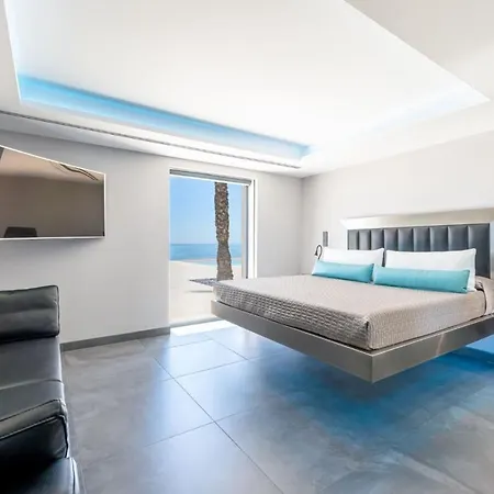 Maravillosa En Primera Linea De Playa Con Piscina Privada Mijas